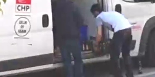 Seçim minibüsünde kasa kasa biralar