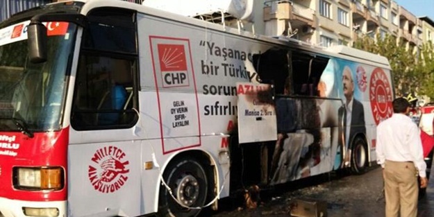 CHP'nin seçim otobüsü yandı