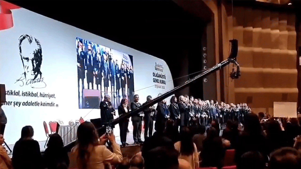 CHP’nin sesi olup PKK’ya selam çakan Barolar raydan çıktı! Dün ‘Mustafa Kemal’in itlerı̇’ bugün ‘Atatürk posterleri