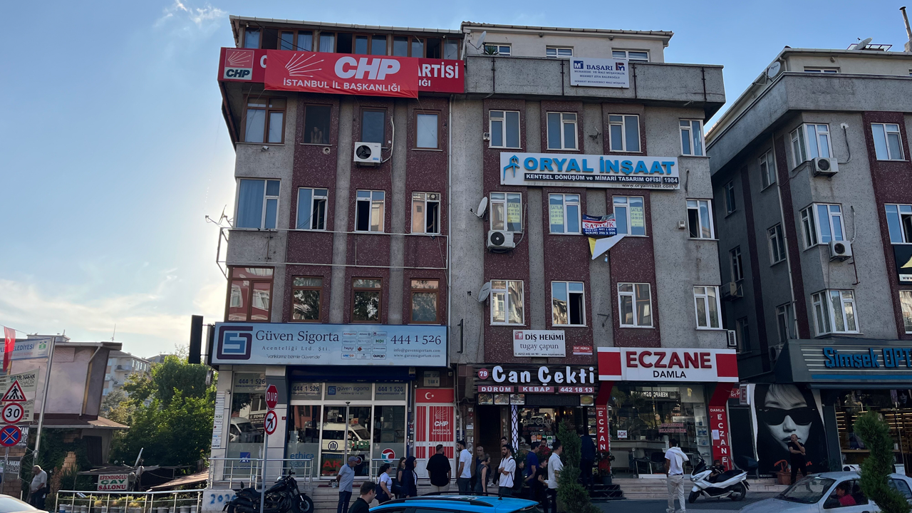 CHP’nin tabela oyunu: Bahçelievler İlçe Başkanlığı’na 'İl Başkanlığı' yazısı asıldı