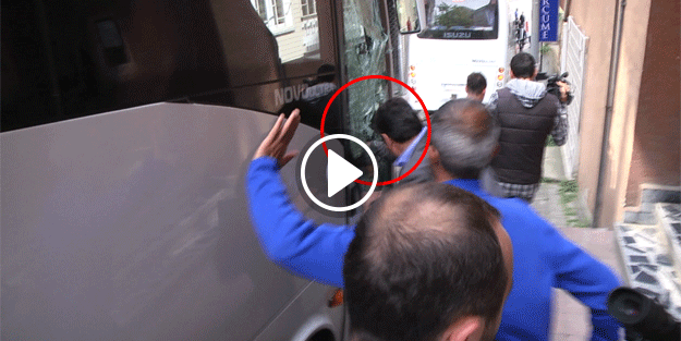 CHP’nin tecrübeli ‘cam kırıcısı’ Aykut Erdoğdu polis arabasının camını da böyle kırdı