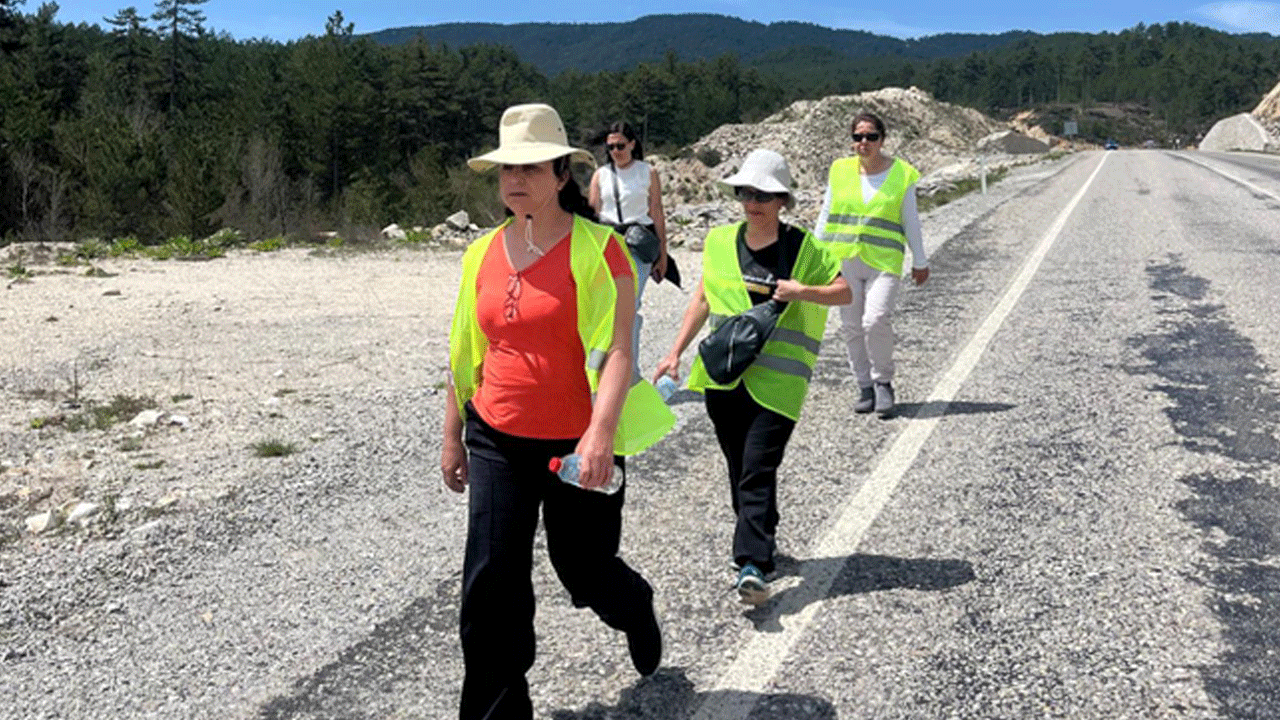 CHP'nin yollara döktüğü kadınlar Eskişehir’e ulaştı: İzmir’den Ankara’ya CHP’den hesap sormaya yürüyorlar!