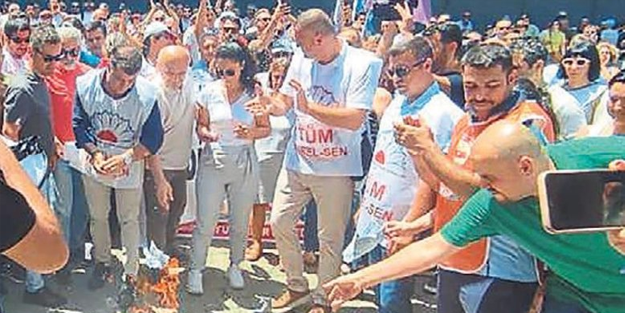 CHP'ye büyük öfke! İzmir’de memurlar bordro yaktı