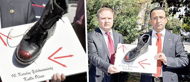 CHP’ye kanlı postallı protesto