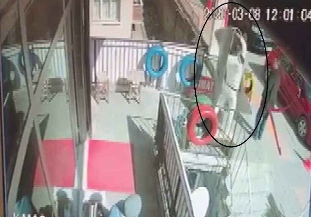 Çiçekçi dükkanının önünde üzerine halı düştü 
