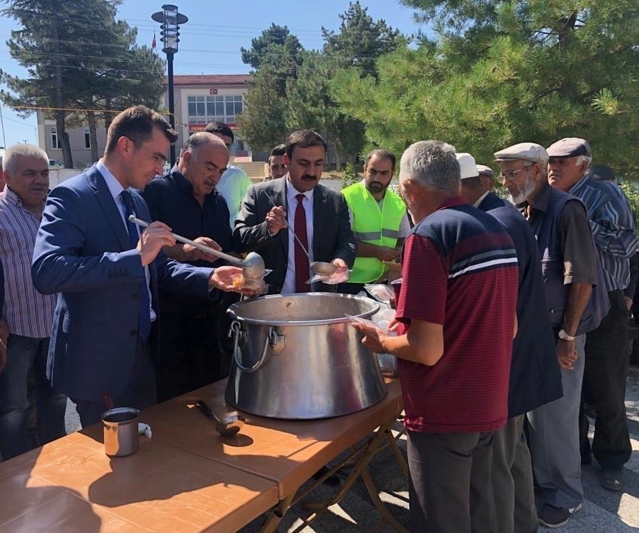 Çiçekdağı Belediyesi, 2 bin kişiye aşure dağıttı 