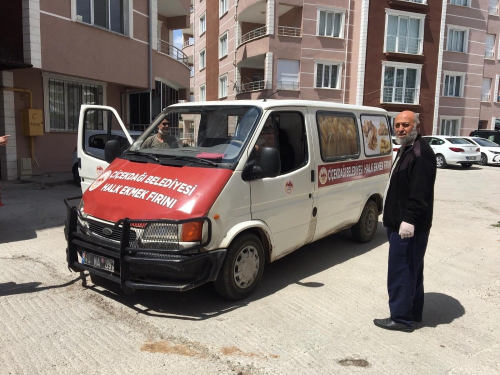 Çiçekdağı Belediyesi vatandaşa ekmek dağıtımında öncü oldu 