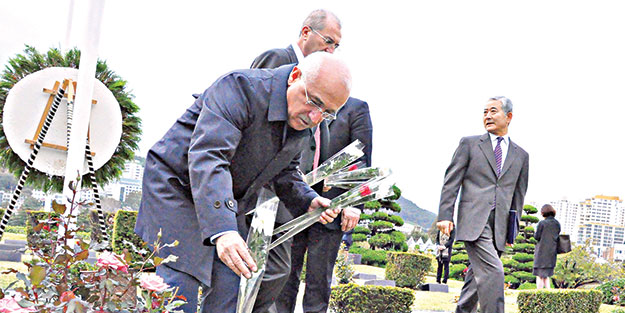 Çiçek’ten şehitlikte gözyaşı ve dua