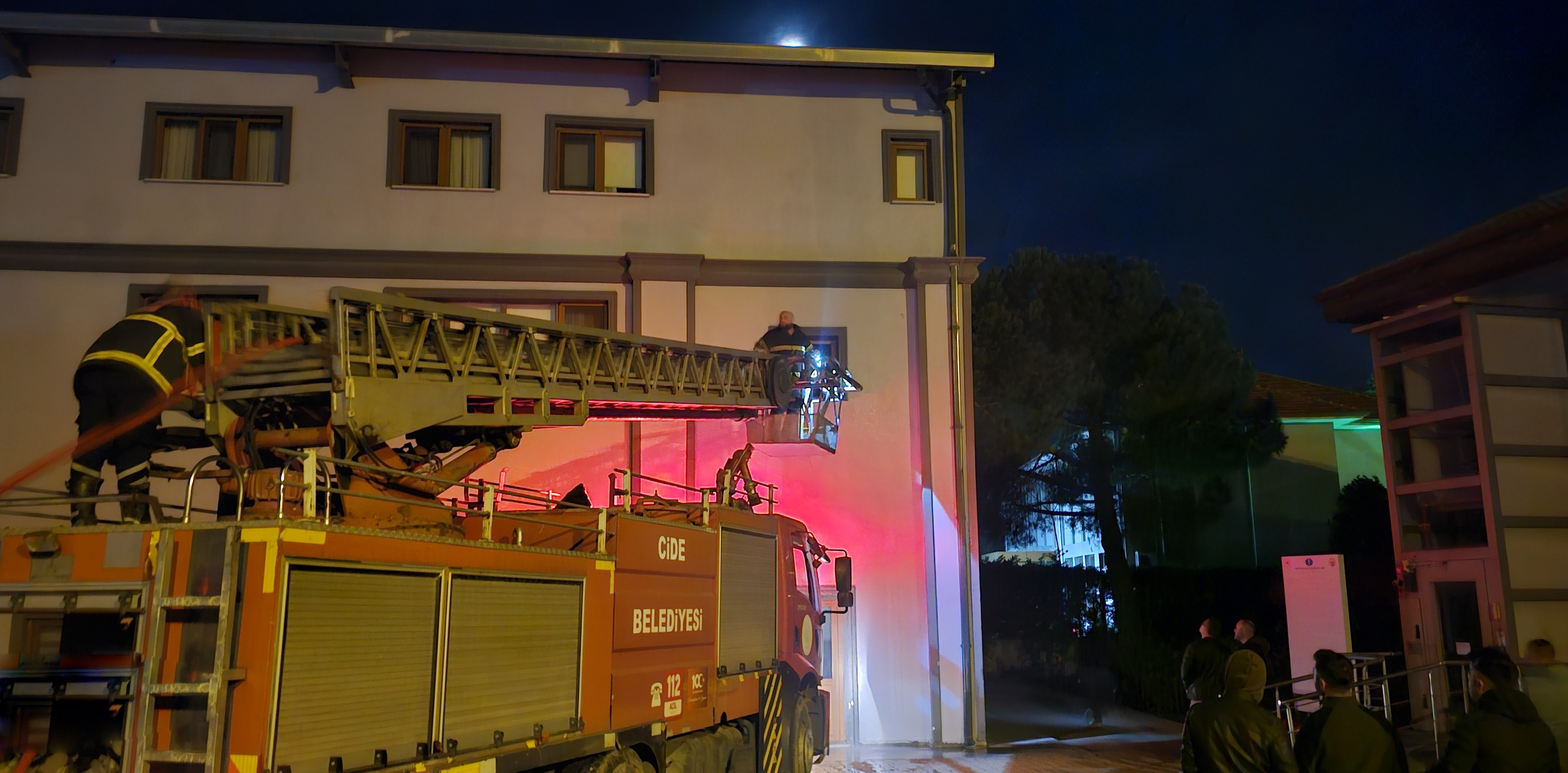 Cide’de misafirhane alevlere teslim oluyordu! Yangın korkuttu ama kontrol altına alındı!