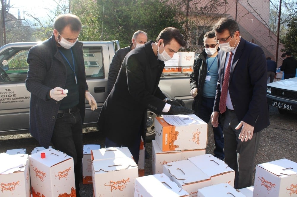 Cide’de ‘Vefalılar Grubu’ tarafından yardım kolileri dağıtılmaya başlandı 