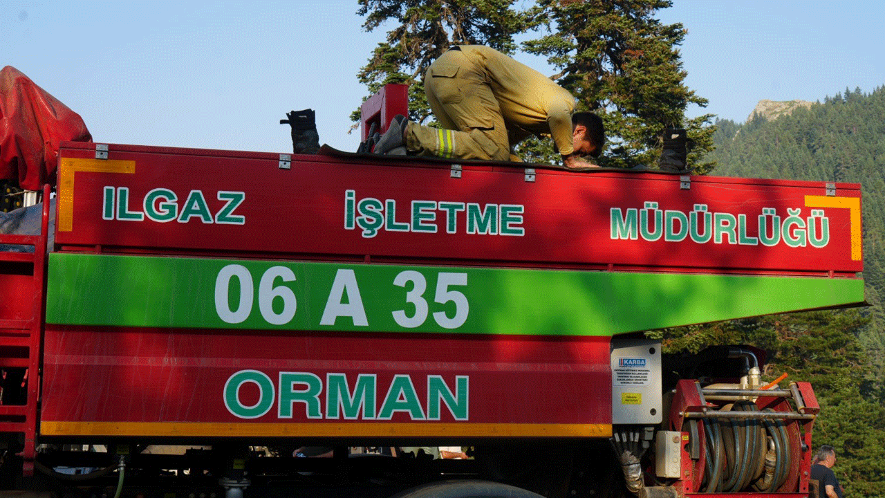 Çift ateşle mücadele eden orman personeli gönülleri fethetti! Yangınla mücadele sırasında namazını da aksatmadı!