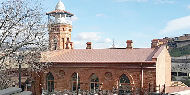 Çift mihrablı camiden kardeşlik mesajı