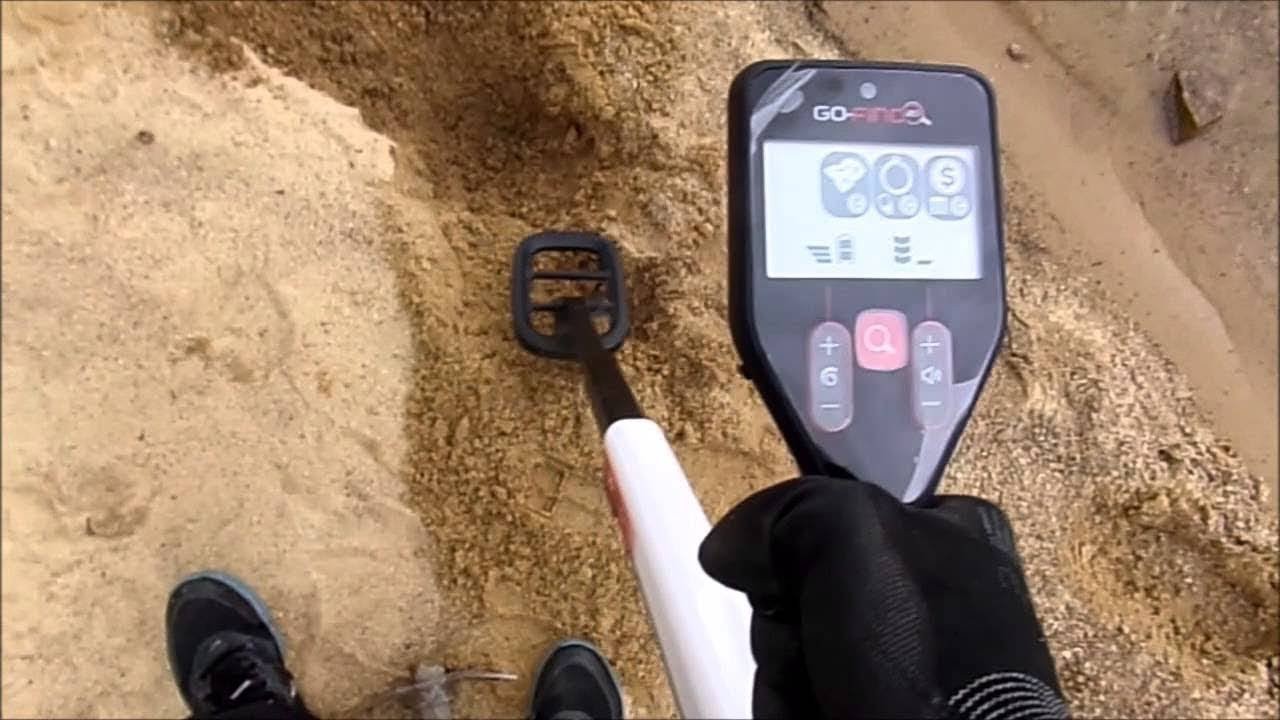 Çiftçi adam tarlasında detektörle aramaya başladı! Detektör ötmeye başlayınca kazmaya başladı... Sonrası büyük sürpriz