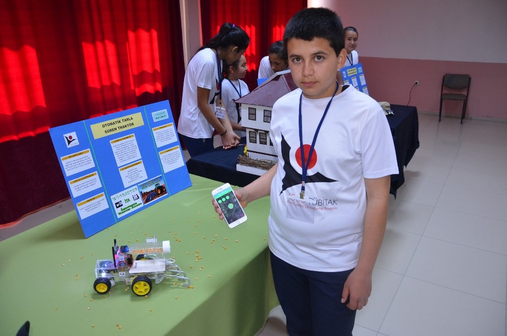 Çiftçi babaları zorluk çekmesin diye insansız tarım aracı yaptılar 