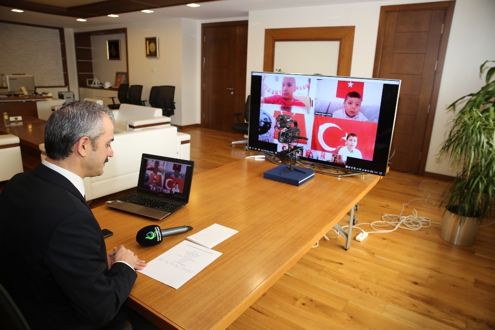 Çiftçi, çocukların coşkusuna video konferansla ortak oldu 