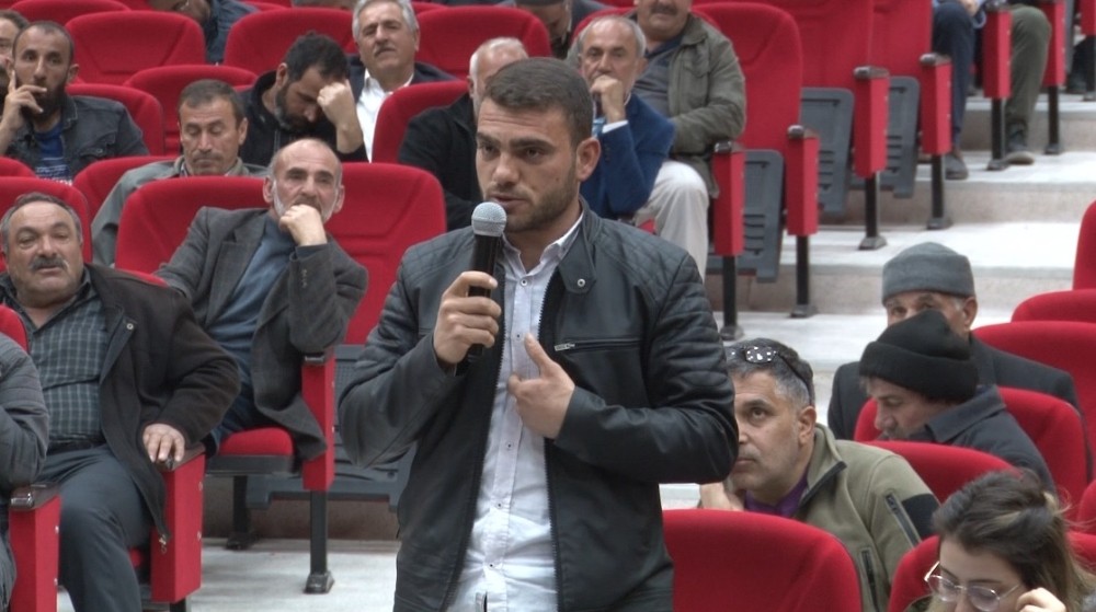 Çiftçi toplantısında genç çiftçiden, valiye serzeniş 