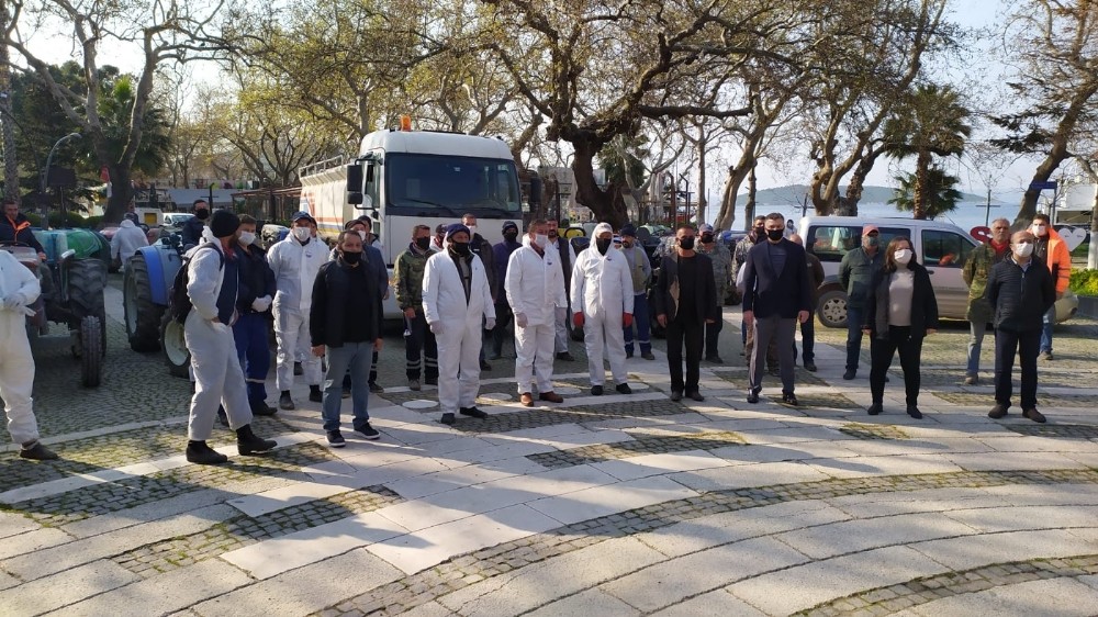 Çiftçiler Erdek’i traktörlerle dezenfekte etti 