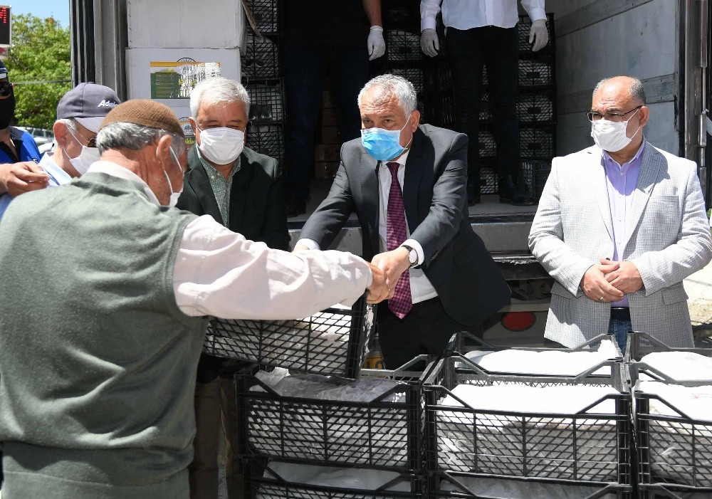 Çiftçiler Günü’nde üreticiye 600 bin çilek fidesi dağıtıldı 