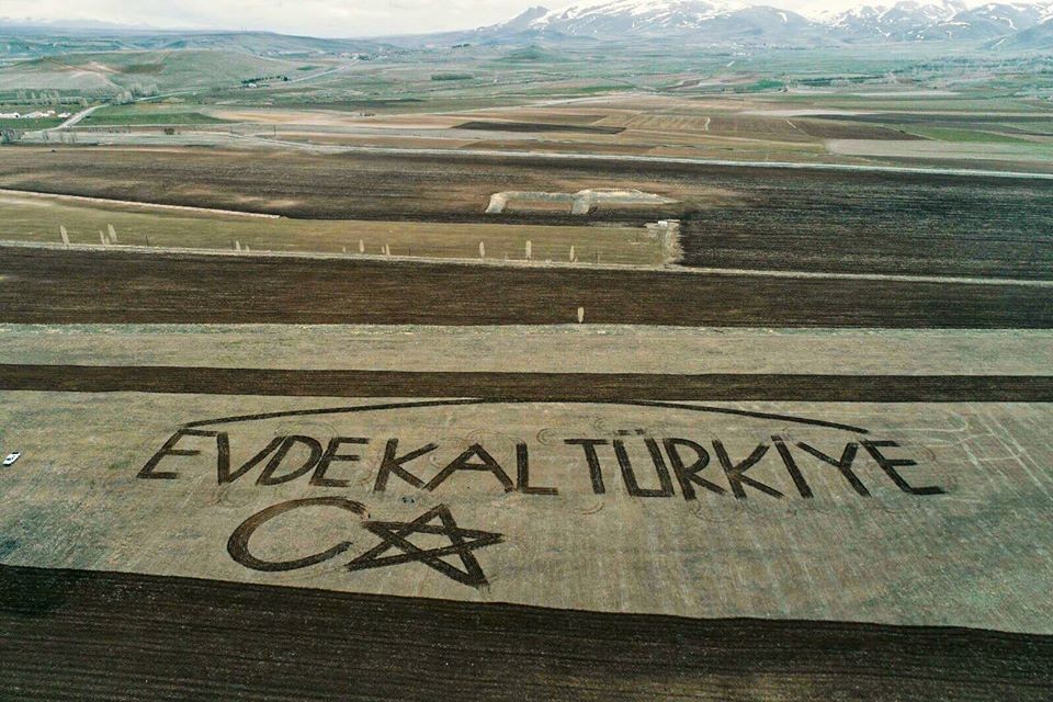 Çiftçiler traktörle tarlaya ‘ Evde kal Türkiye’ yazdı 
