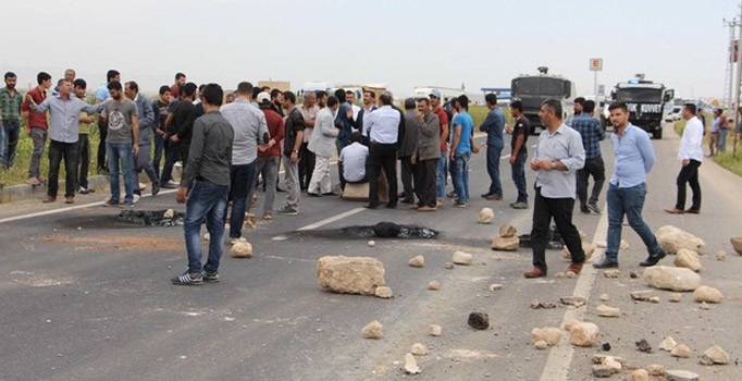 Çiftçiler yaşanan elektrik kesintilerini protesto etti