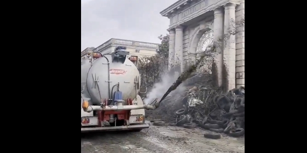 Çiftçilerin ayaklanması devam ediyor! Hükümet binalarına hayvan dışkısı püskürttüler