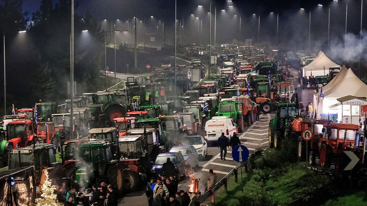Çiftçilerin tepkisi büyüyor! Milletvekili ofislerinin önü portakal ve gübreyle doldu