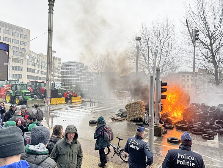 Çiftçilerle polis karşı karşıya geldi: Saman balyalarını ateşe verip polisle çatıştılar
