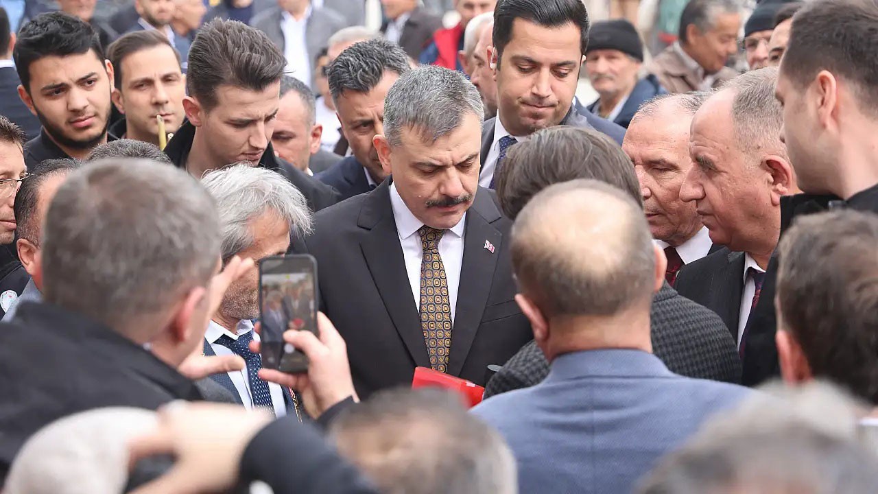 Çiftçiyim yalanı elde kaldı! Bakan Çiftçi’ye karşı sahaya sürülen çiftçi müptezel çıktı