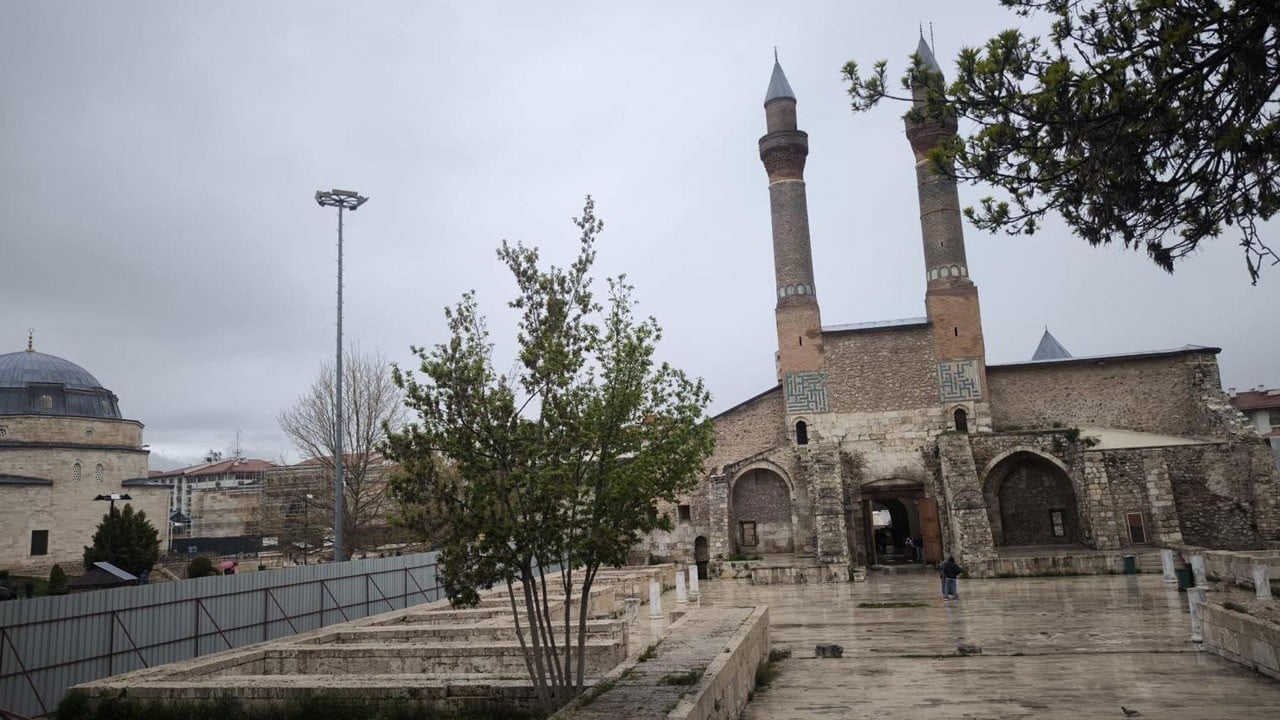 Çifte Minareli Medrese geleceğe taşınıyor