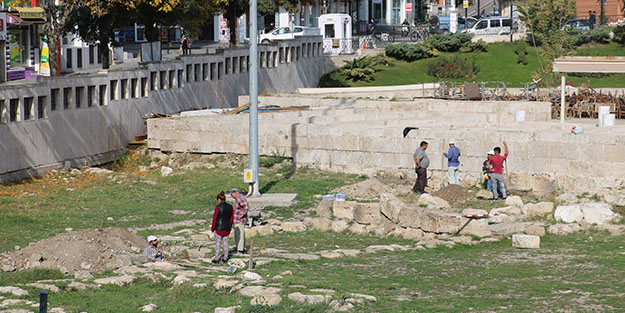 Çifte Minareli Medrese'de geçitler bulundu