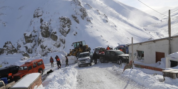Çığ altında kalan işçileri kurtarma çalışmaları sürüyor