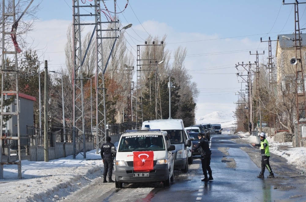 Çığ altında kalan şehidin naaşı Arpaçay’a getirildi 