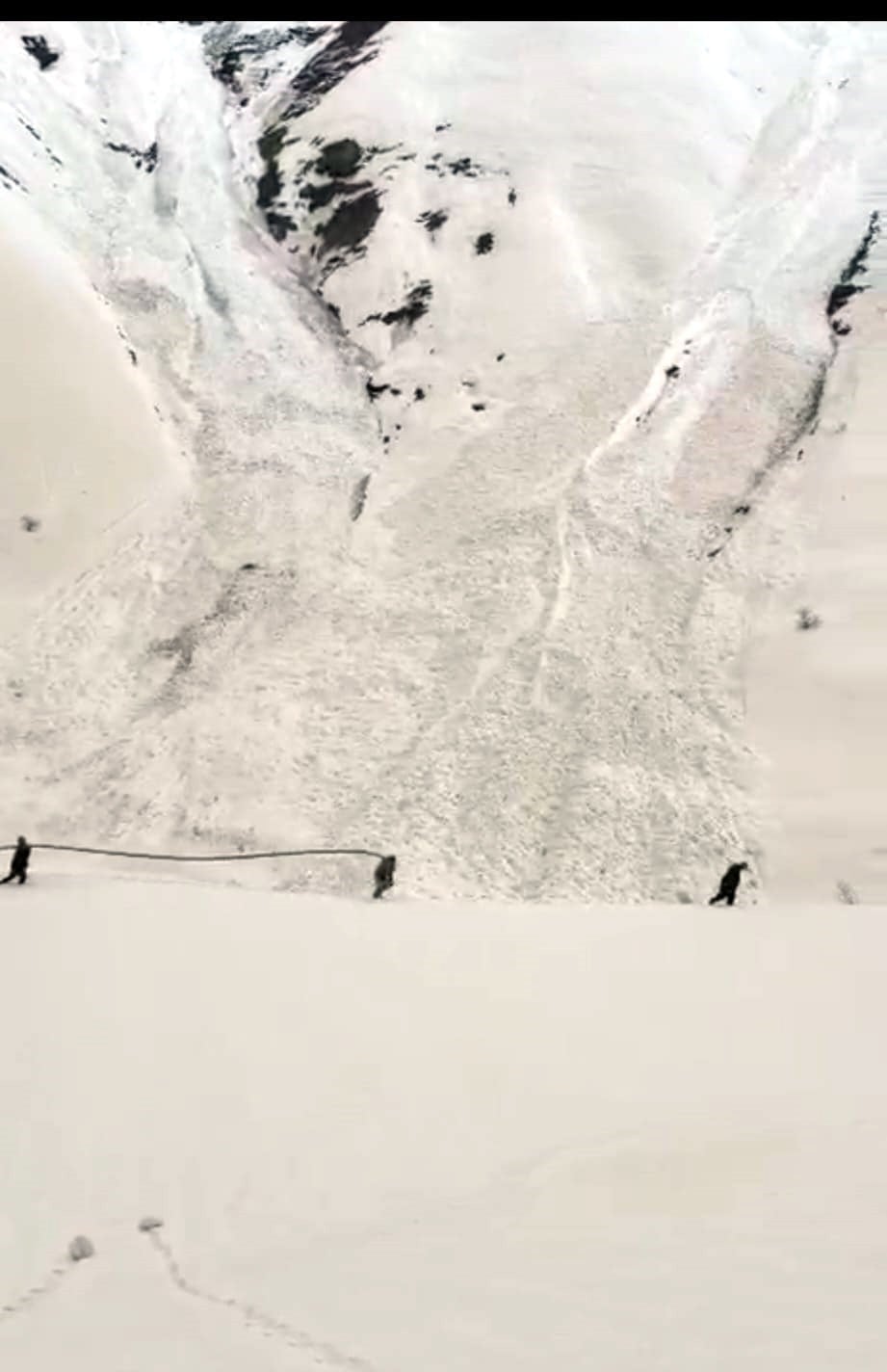 Çığ altında kalan su şebekesi devre dışı kaldı; 400 metre boru döşenerek yeniden suya ulaşıldı