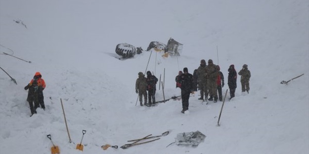 Çığ altında kalanları arayan ekibin üzerine çığ düştü