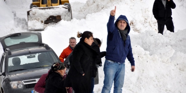 Çığ altındaki 4 işçiden ikisinin cesedine ulaşıldı