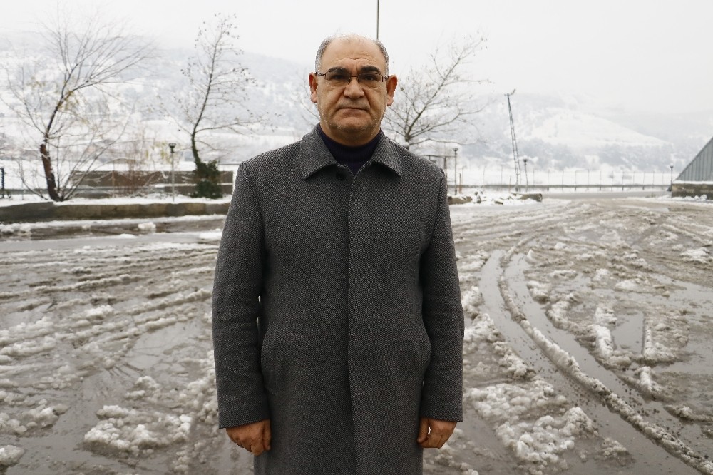 Çığ düşen bölgede kar geçit vermiyor 