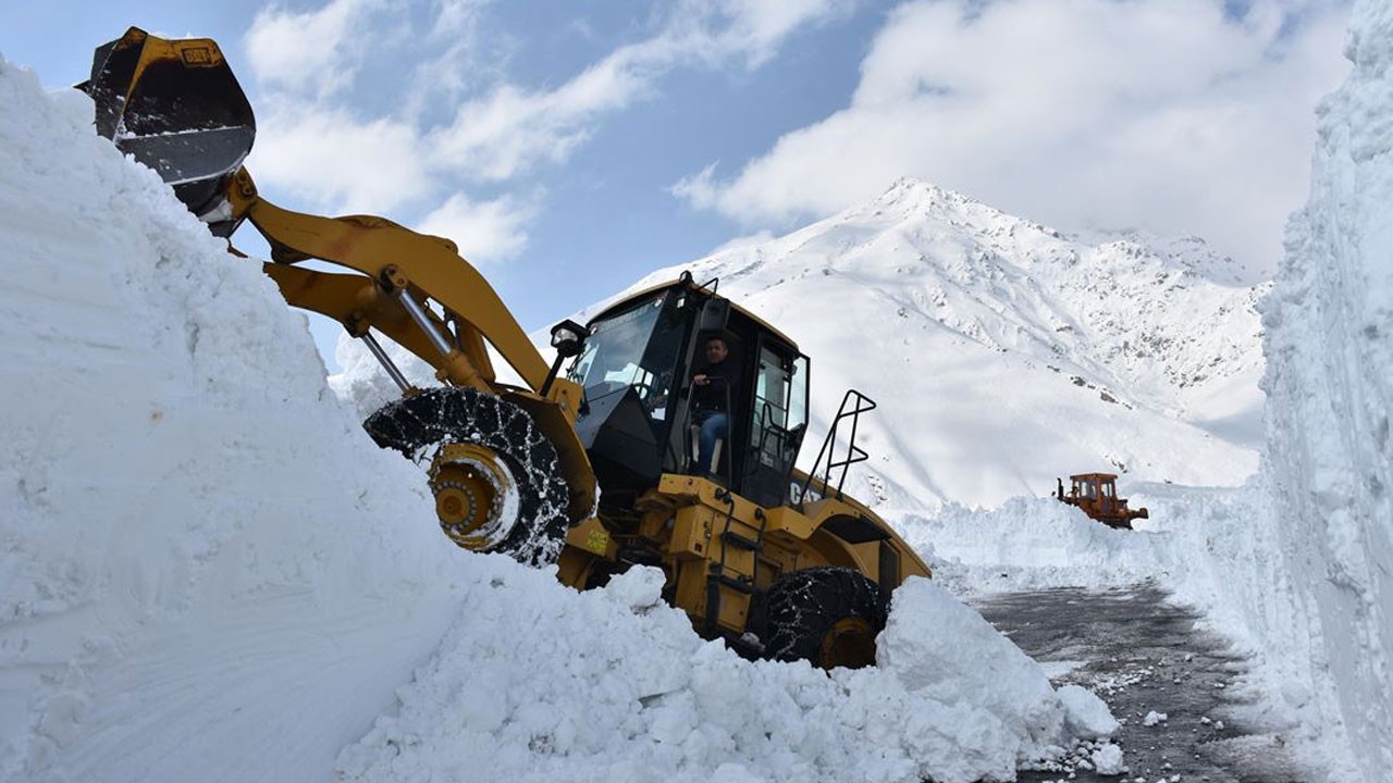 Çığ düştü, Hakkari-Şırnak yolu ulaşıma kapandı