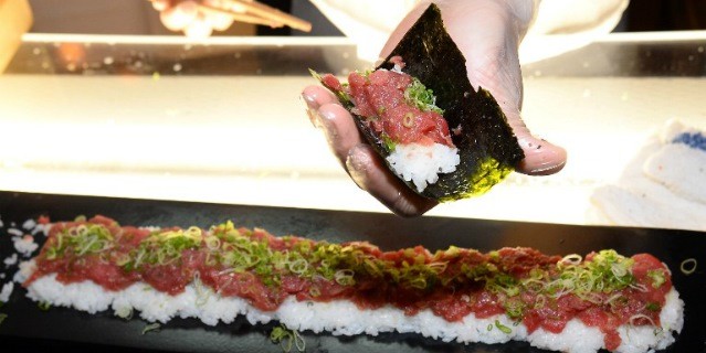 Çiğ et yedi, vücudu kurtlandı!