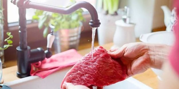 Çiğ et yıkanır mı? Eti yıkıyorsanız bu tehlikeye dikkat