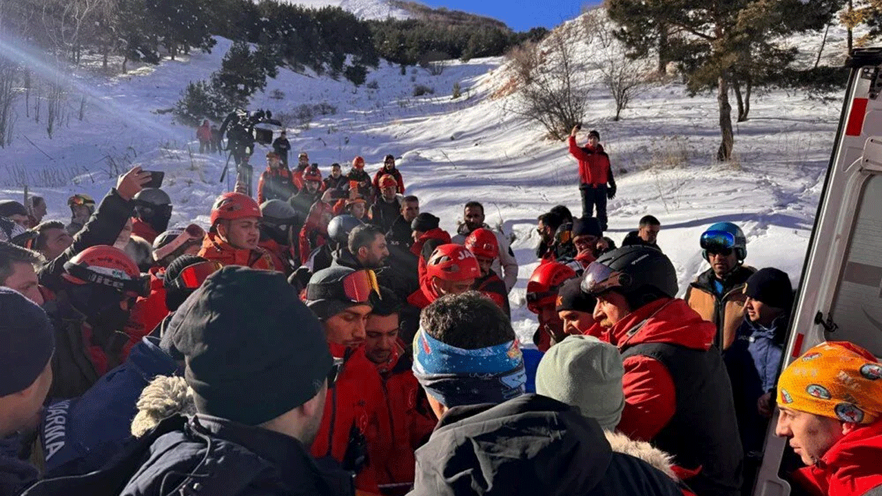Çığ faciasında hayatını kaybeden milli judocuya veda! İkizi tabutun başından ayrılmadı