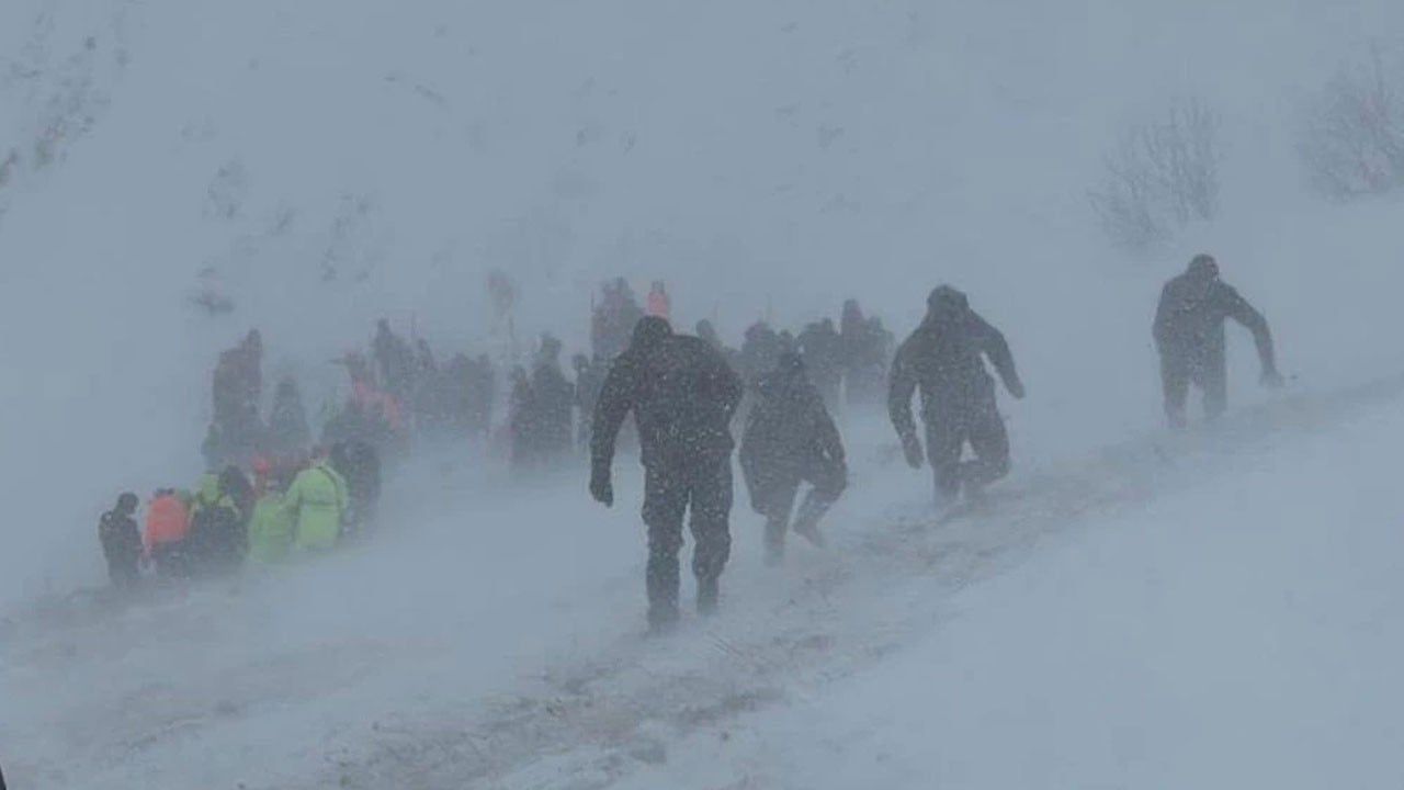 Çığ felaketinde kurtarma çalışmalarına ara verildi
