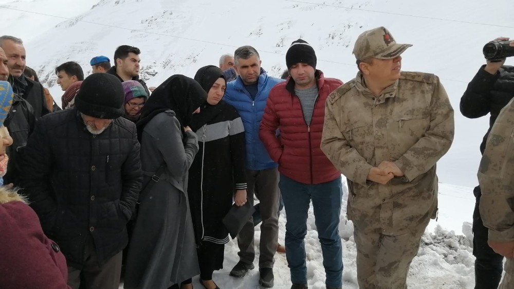 Çığ felaketinde şehit düşen askerlerin aileleri facia bölgesinde 