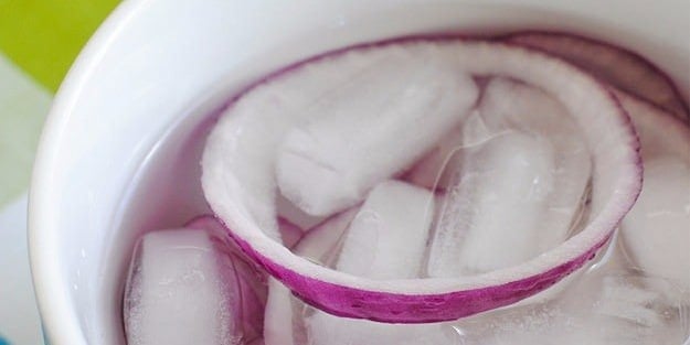 Çiğ soğanı buzlu kaba koyun