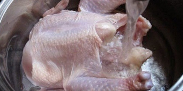 Çiğ tavuğu sakın yıkamayın!