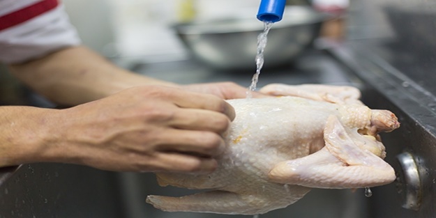 Çiğ tavuğu yıkamak zararlı mı?