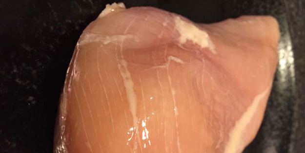 Çiğ tavuktaki beyaz çizgilere dikkat edin