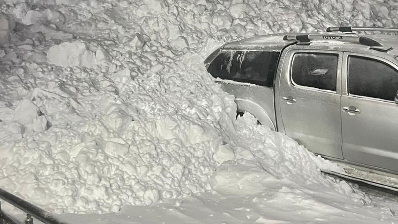 Çığ tehlikesi sürüyor! Araç kar altında kaldı