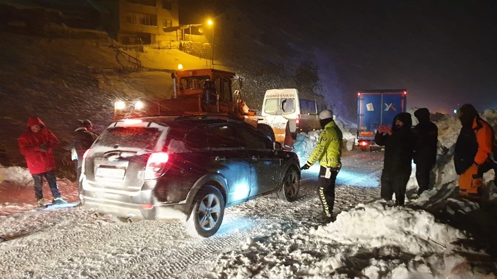 Çığdan zarar gören yolcu minibüsünün şoförü o anları anlattı 