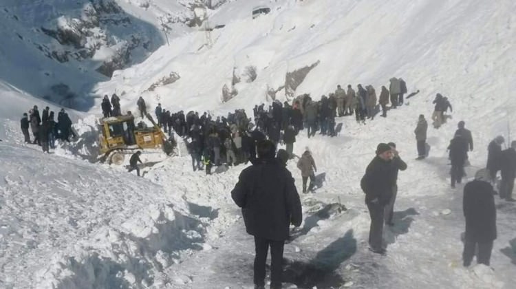 Çığın altında kalan kepçe operatörü ölü bulundu