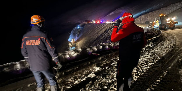 Çığın sürüklediği minibüs şarampole yuvarlandı! Çok sayıda ölü ve yaralı var